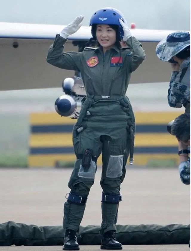 飞行员变帅的秘诀聊聊抗荷服和代偿服