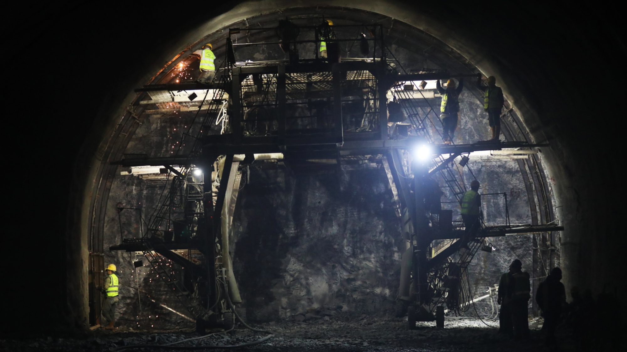 工人进行初期支护立钢拱架施工(央广网发 廖唯摄)