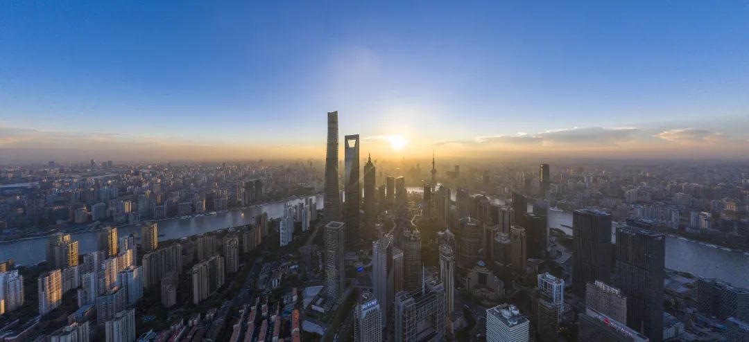 资料图片:2020年8月30日,上海陆家嘴日落(视觉中国)