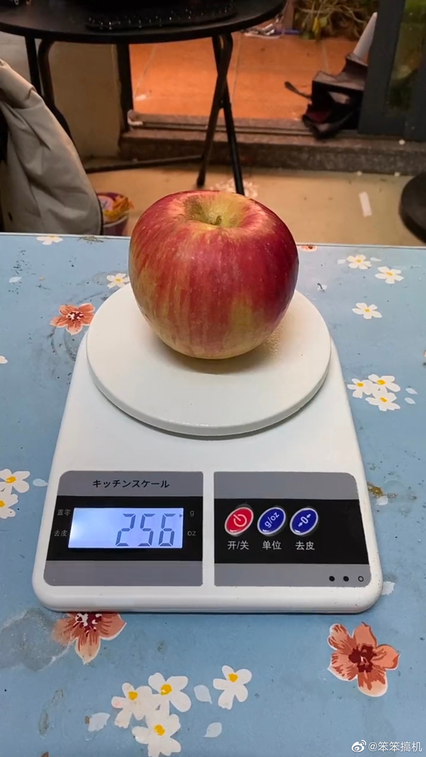 平安夜,刚去买了个256g的苹果,准备晚会送给女朋友……|平安夜|晚会