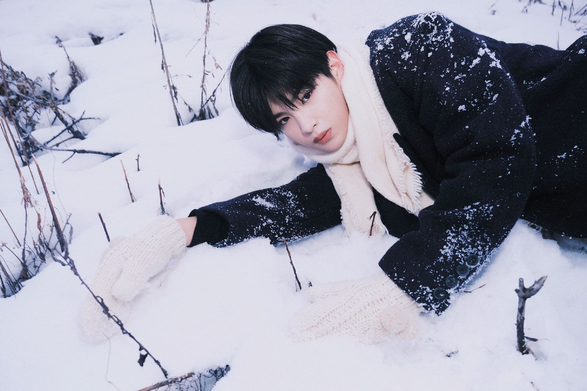 黄明昊雪地意境写真花絮照雪地里的冬日氛围感少年