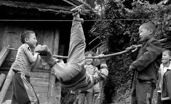 小时候在一起跳绳的姑娘,也好多年没有见过了……前滚翻,后滚翻都是在