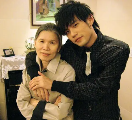 妈妈高中辍学爸爸神秘莫测易烊千玺的成名路没你想得那么简单