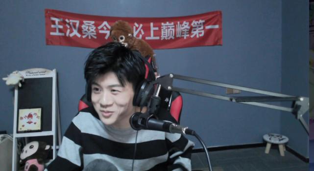 首次露脸惊到网友,女粉丝兴奋了|桑杰|主播|王者荣耀_新浪新闻