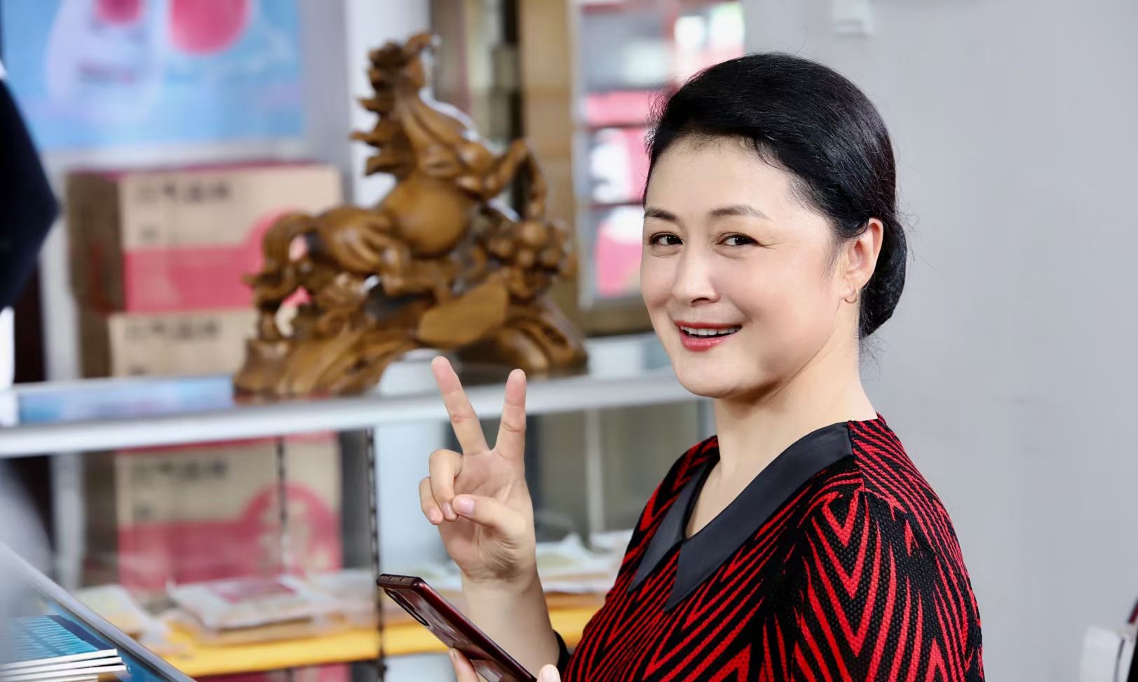 著名影星因接电话去世年仅29岁,闺蜜姚晨葬礼上痛哭晕倒休闲区蓝鸢梦想 - Www.slyday.coM