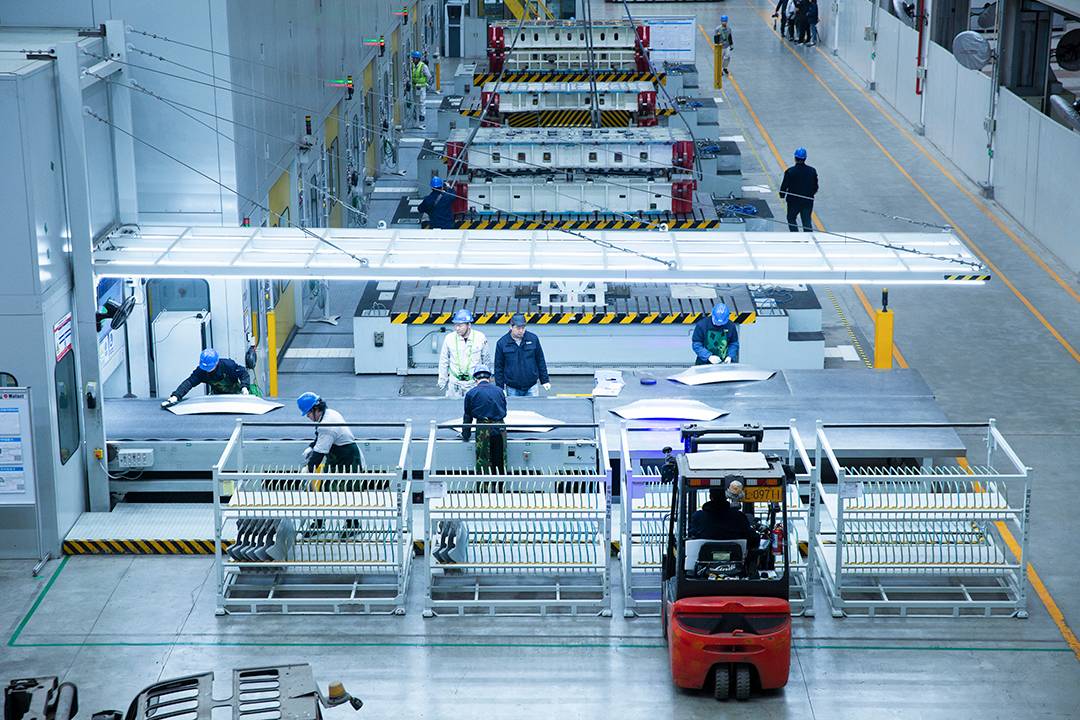 走进北汽蓝谷麦格纳工厂揭秘高端新能源汽车应有的机械素质