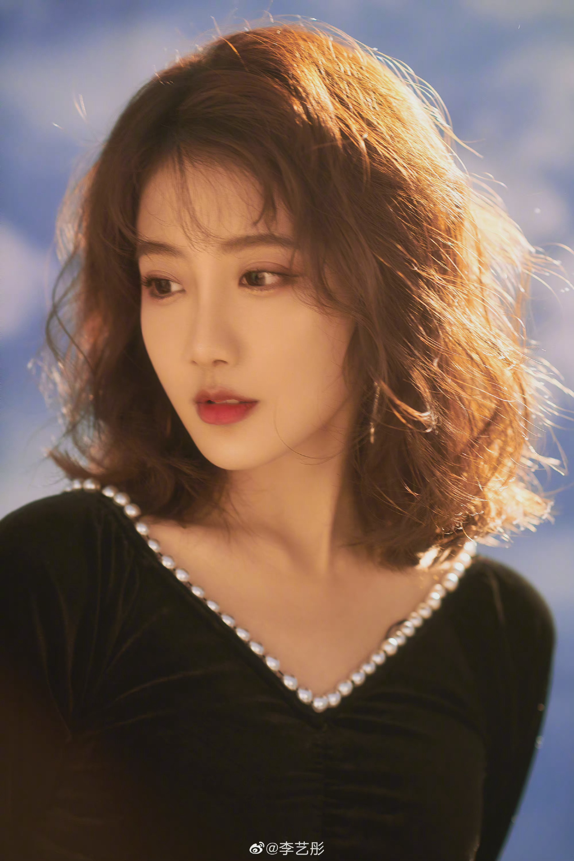 李艺彤晒庆生照,这剪刀手的发卡可可爱爱的,还是很漂亮的plmm|李艺彤