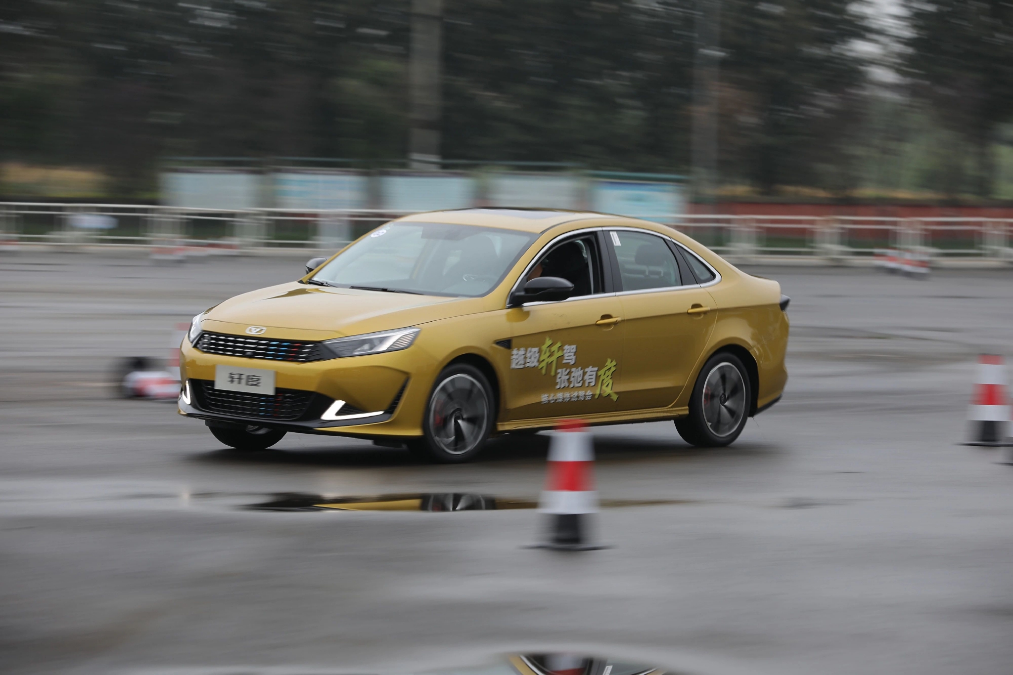 手握10万预算，人生第一辆车选凯翼轩度还是荣威i5？