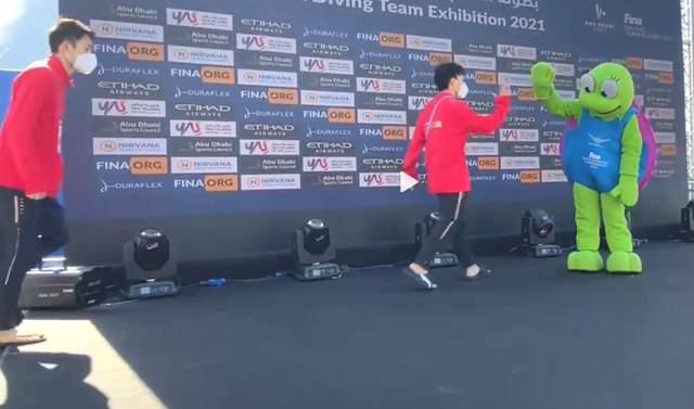 太逗了！全红婵险被“乌龟”撞倒，王涵赶紧扶住，网友为红姐叫屈休闲区蓝鸢梦想 - Www.slyday.coM