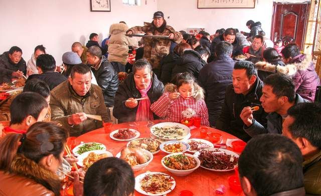 农村酒席上白酒啤酒都成了摆设为何现在的人不爱喝酒了