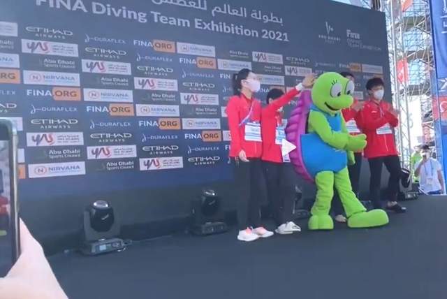 太逗了！全红婵险被“乌龟”撞倒，王涵赶紧扶住，网友为红姐叫屈休闲区蓝鸢梦想 - Www.slyday.coM