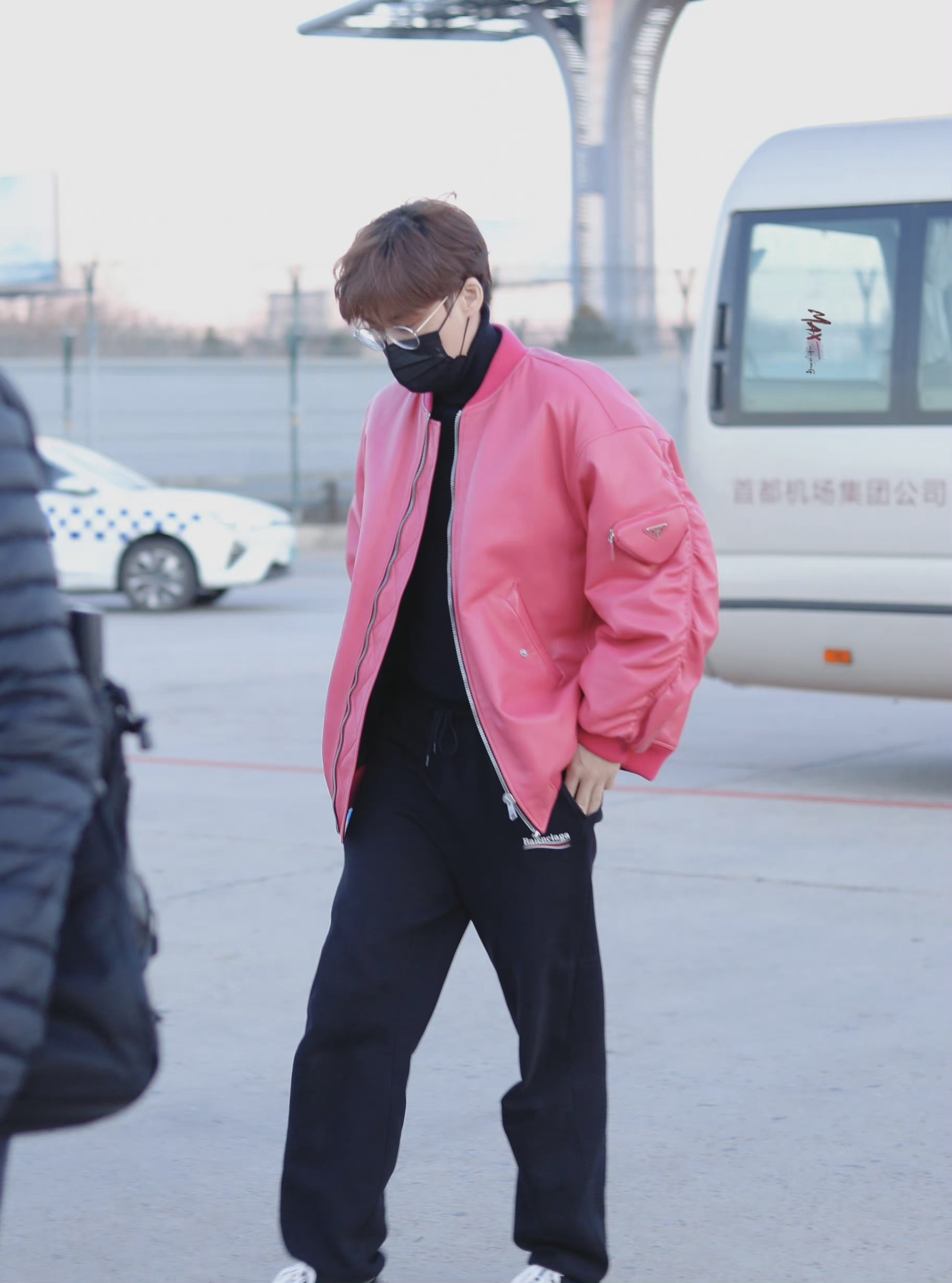 李易峰机场出发饭拍 身穿粉色夹克外套黑色长裤……|李易峰_新浪新闻