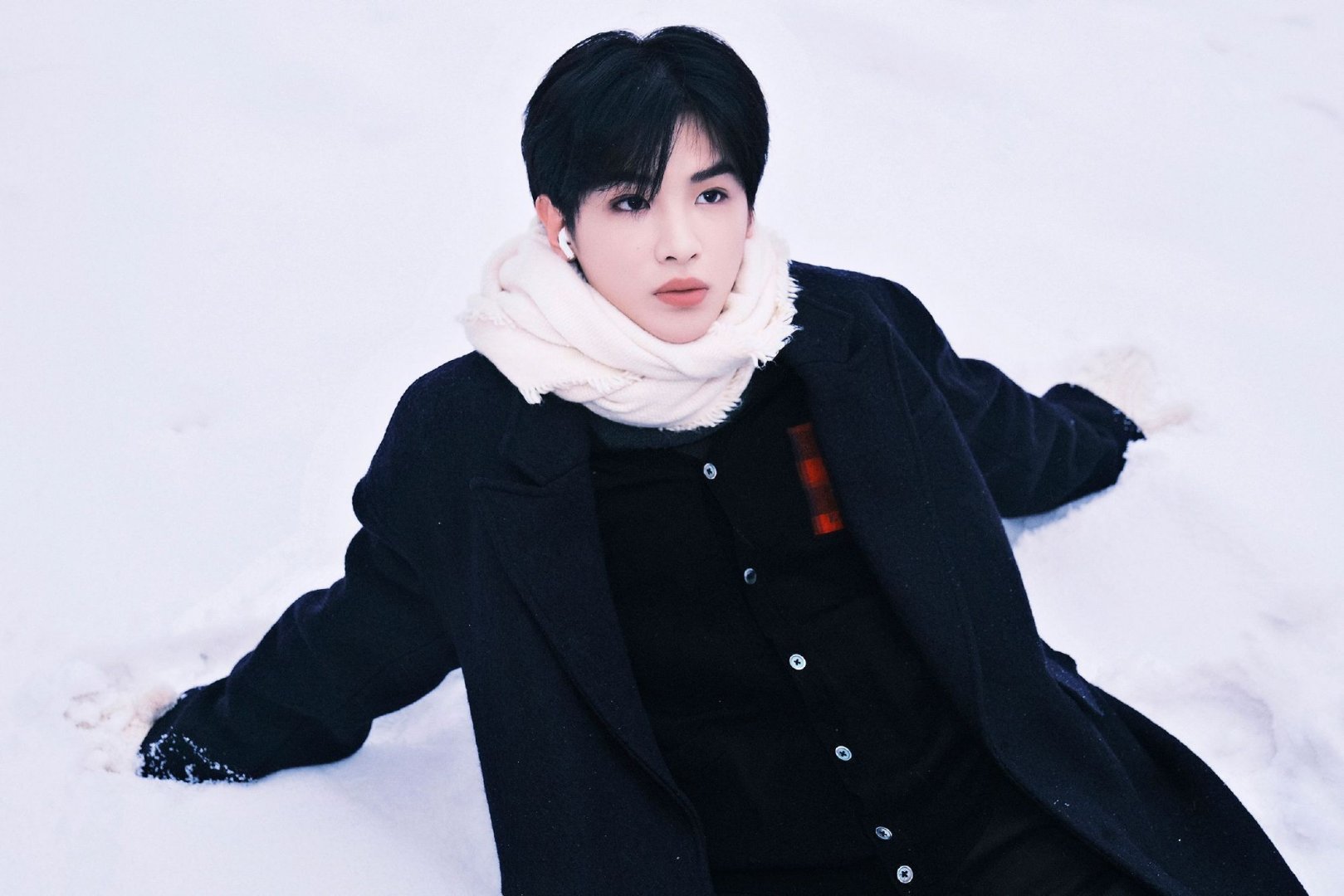 黄明昊雪地写真好绝一男的