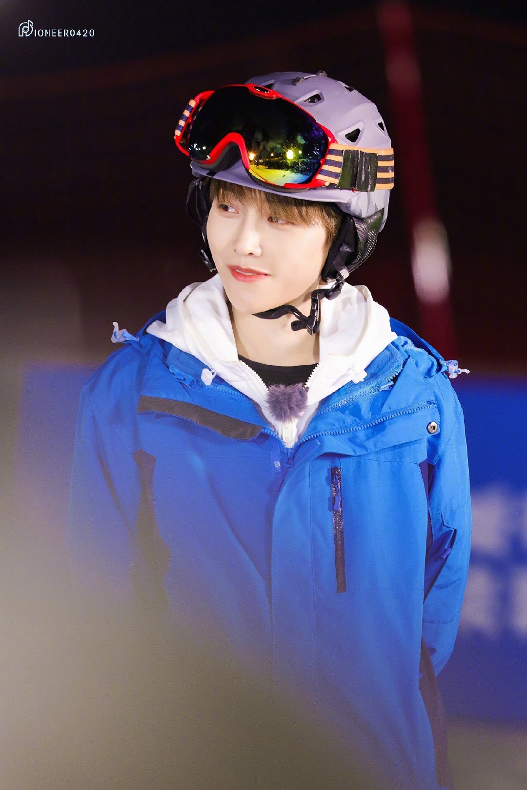 刘雨昕冬梦之约滑雪路透穿蓝色冲锋衣的小刘老师好奶好漂亮啊