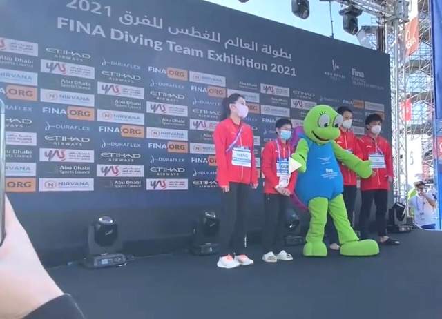 太逗了！全红婵险被“乌龟”撞倒，王涵赶紧扶住，网友为红姐叫屈休闲区蓝鸢梦想 - Www.slyday.coM