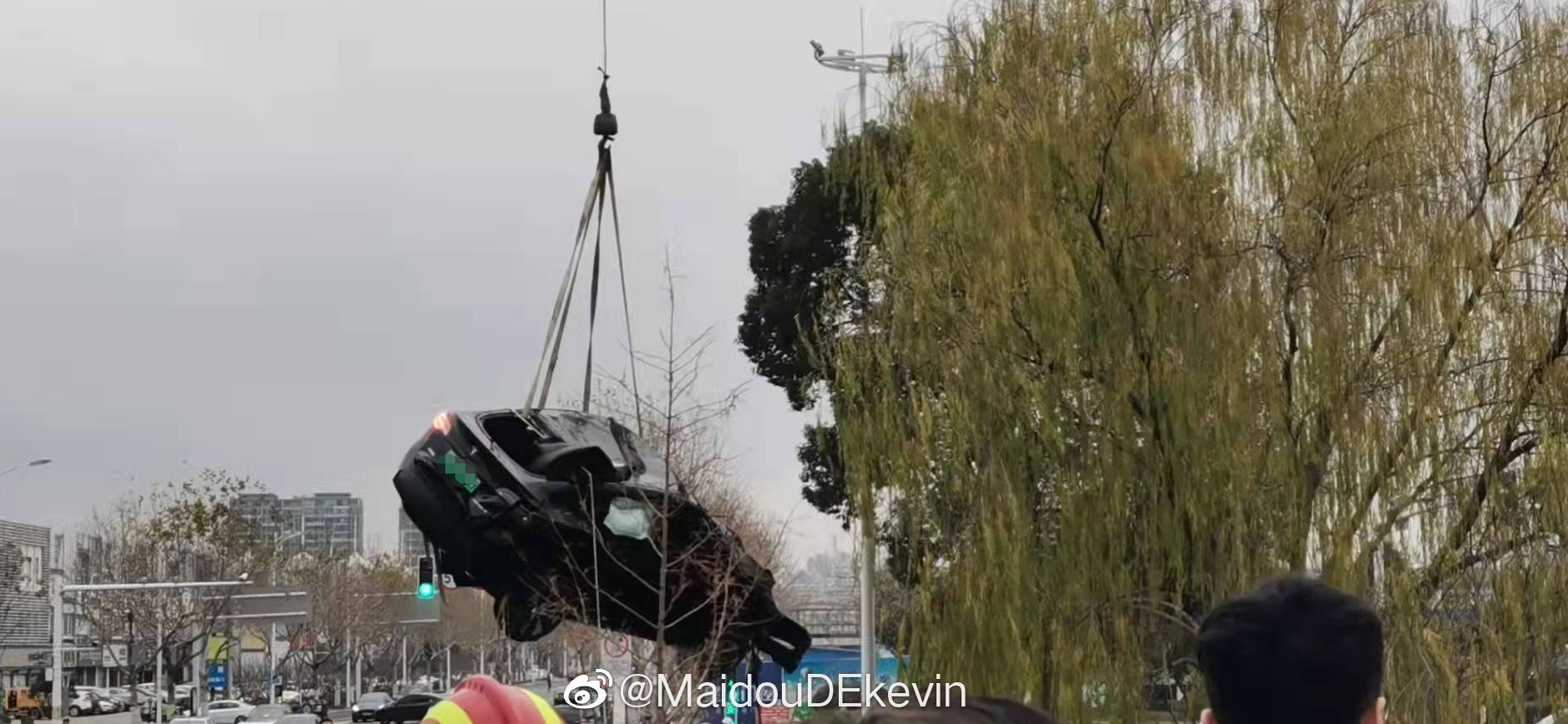 特斯拉Model Y撞桥坠河警方事故通报：一人死亡，一人抢救中休闲区蓝鸢梦想 - Www.slyday.coM