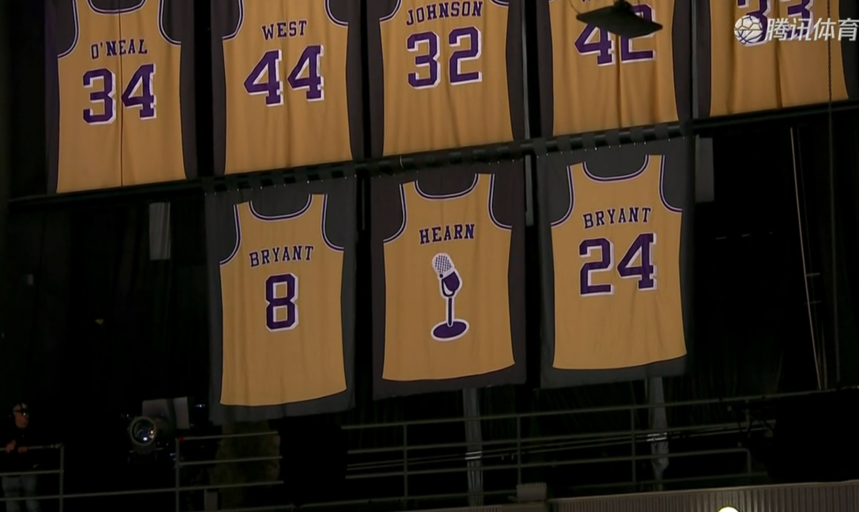 湖人斯台普斯最终战前主帅和阿泰到场8号和24号球衣令人动容