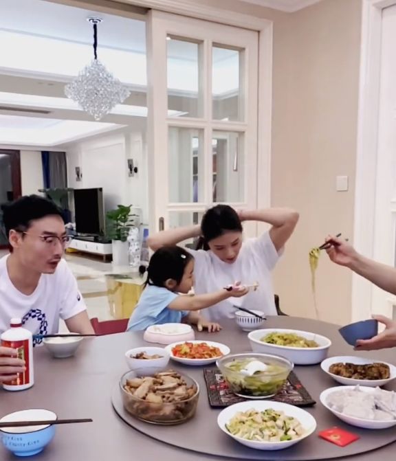 最低调的奥冠何姿分享隔离生活豪宅内景曝光