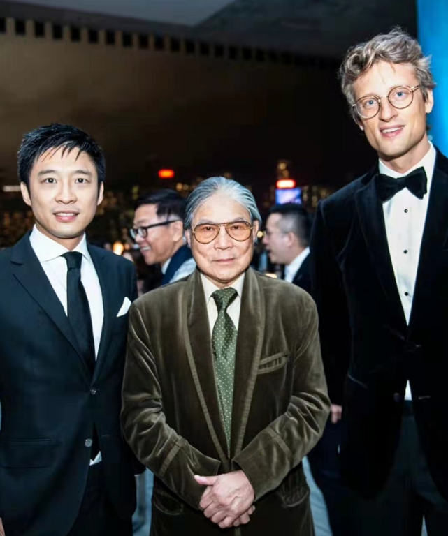 豪门大聚会霍启山穿西装跟美女合影甄子丹夫妇盛装打扮秀恩爱