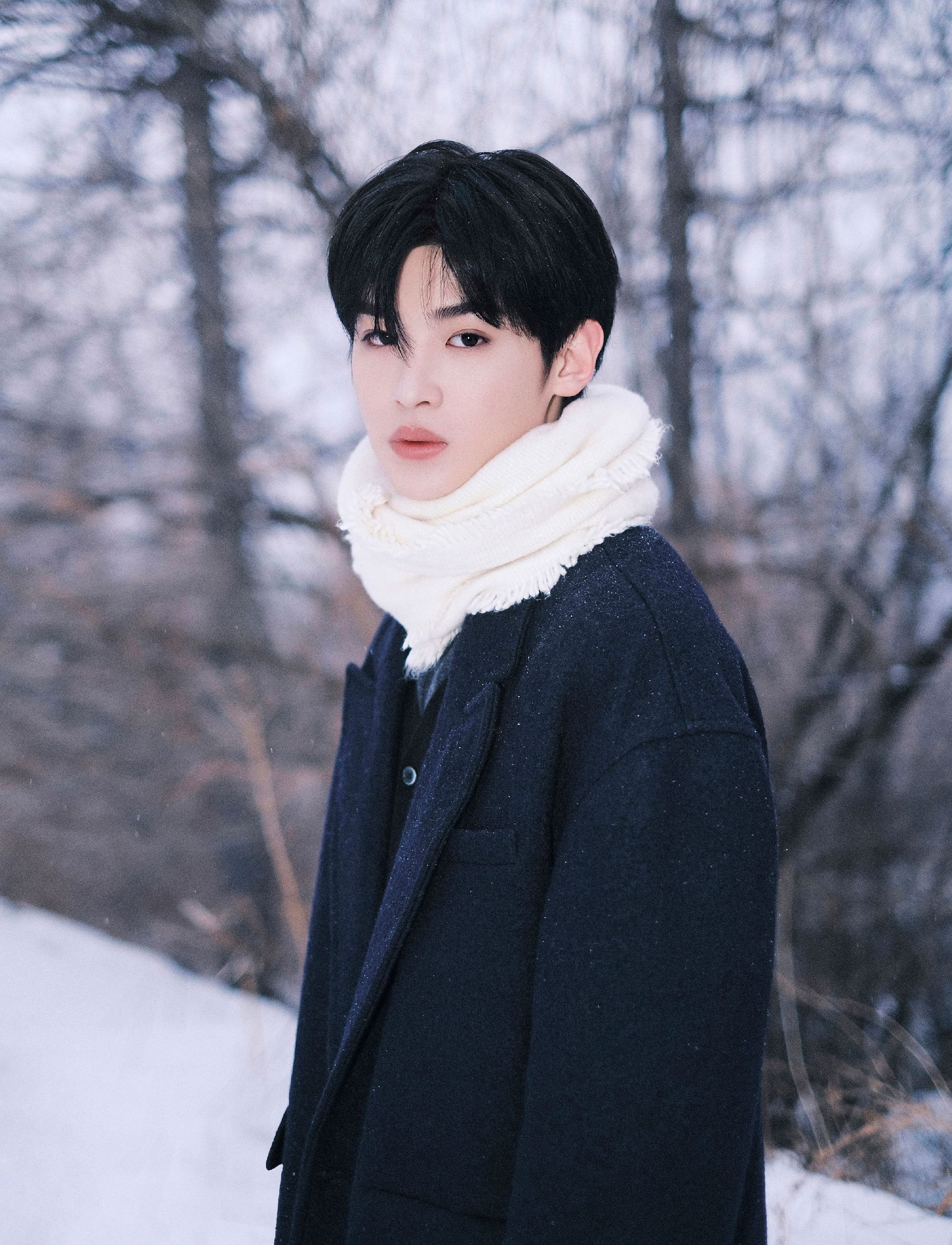 jjjustin0219 #黄明昊雪地意境写真#雪地里的冬日氛围感少年,清冷