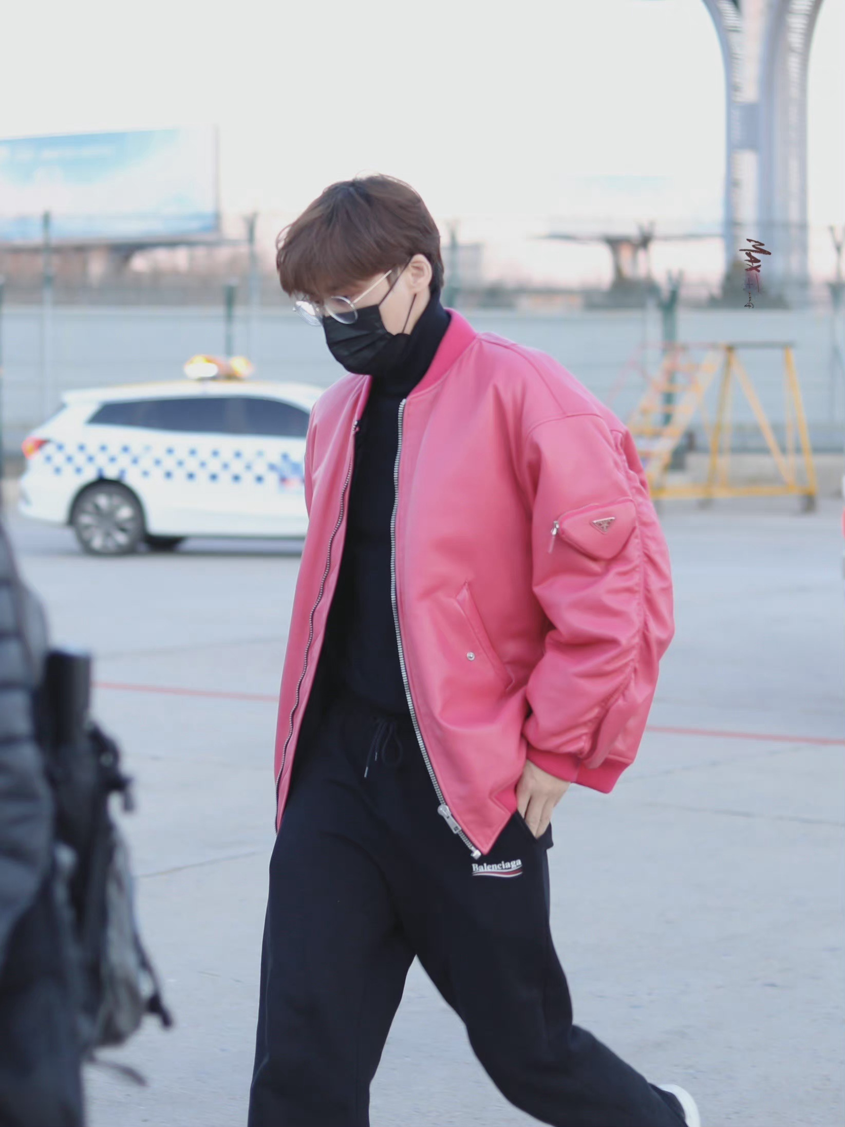 李易峰机场出发饭拍 身穿粉色夹克外套黑色长裤……|李易峰_新浪新闻