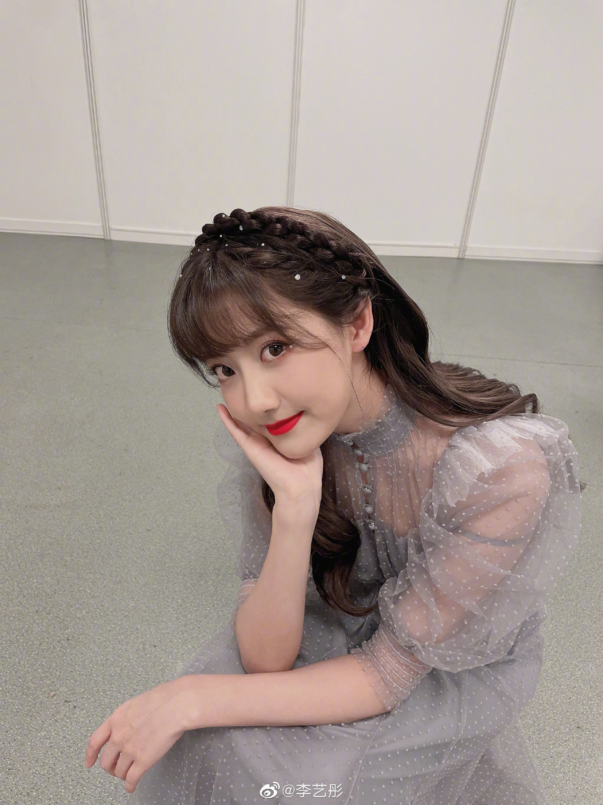 李艺彤晒庆生照,这剪刀手的发卡可可爱爱的,还是很漂亮的plmm|李艺彤