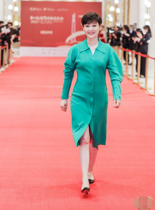 54岁徐帆饭桌与男性热聊皮肤细腻无皱纹腰间一圈赘肉太真实