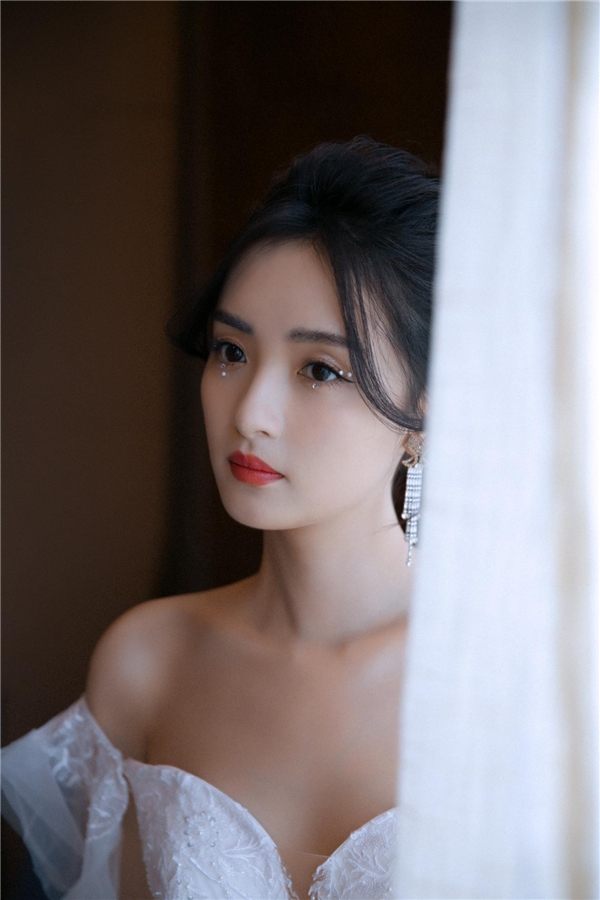 孙嘉琪落肩水钻礼服亮相红毯优雅迷人曲线满分