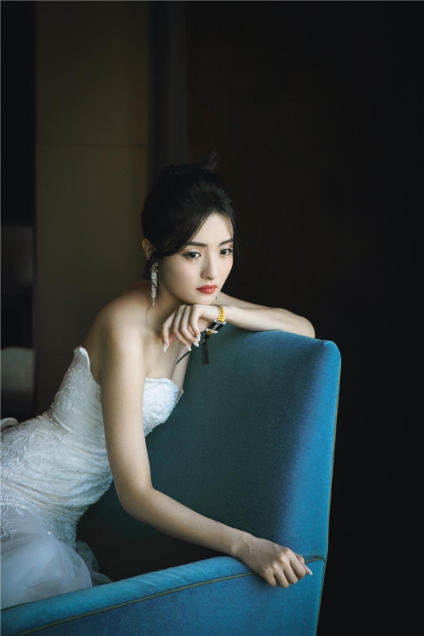 孙嘉琪落肩水钻礼服亮相红毯优雅迷人曲线满分