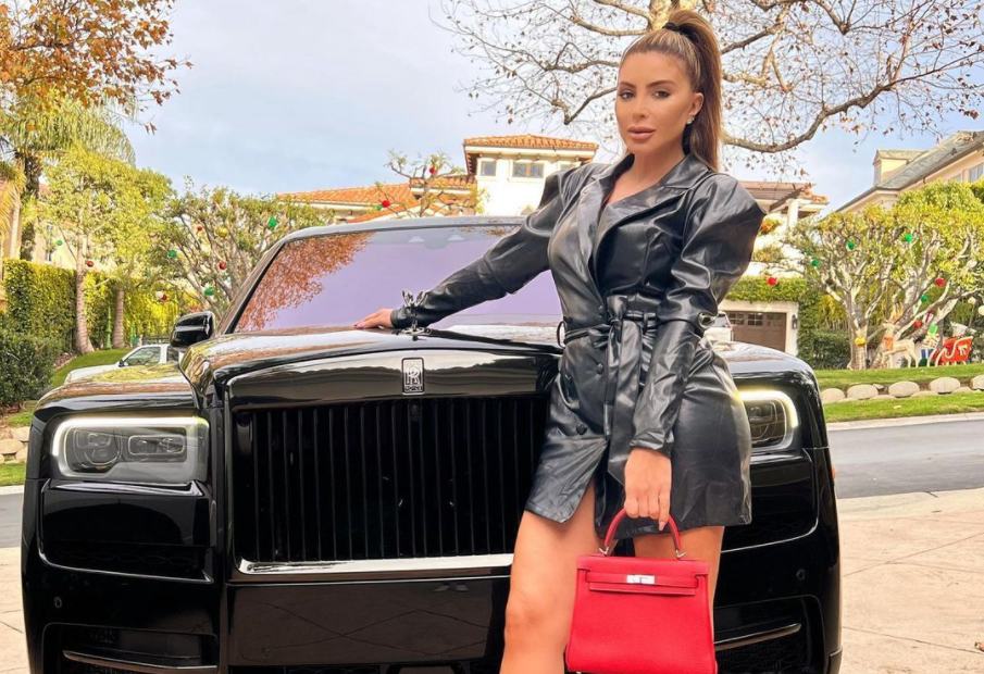 拉尔萨又有钱了！购置劳斯莱斯，晒豪车合影照，比皮蓬还滋润休闲区蓝鸢梦想 - Www.slyday.coM