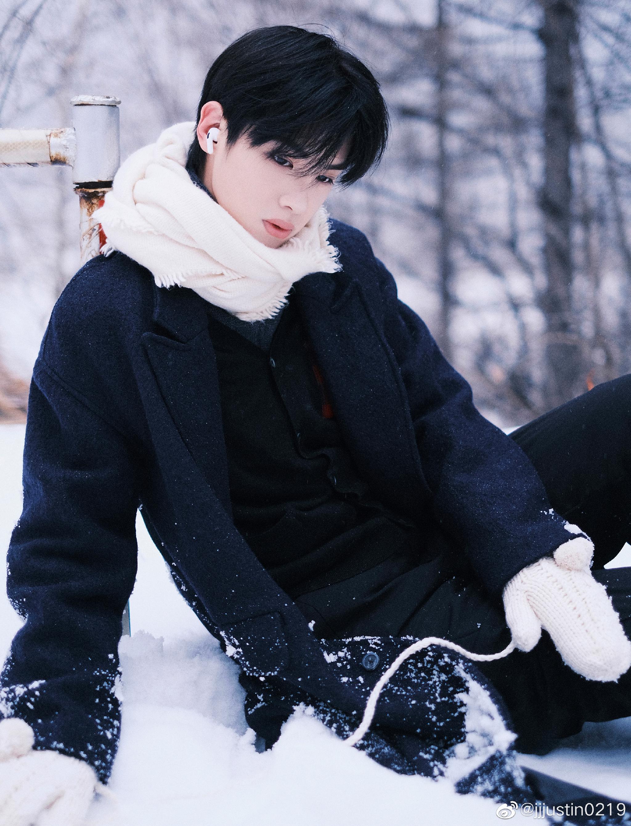 黄明昊最新雪地大片