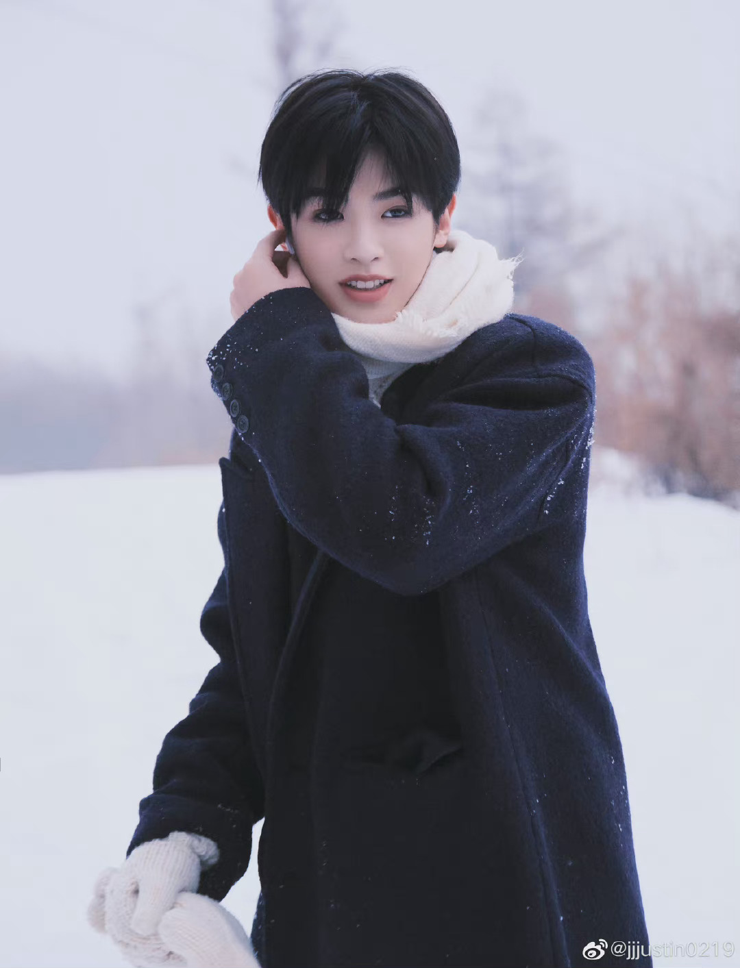 黄明昊分享了一组雪中氛围感大片