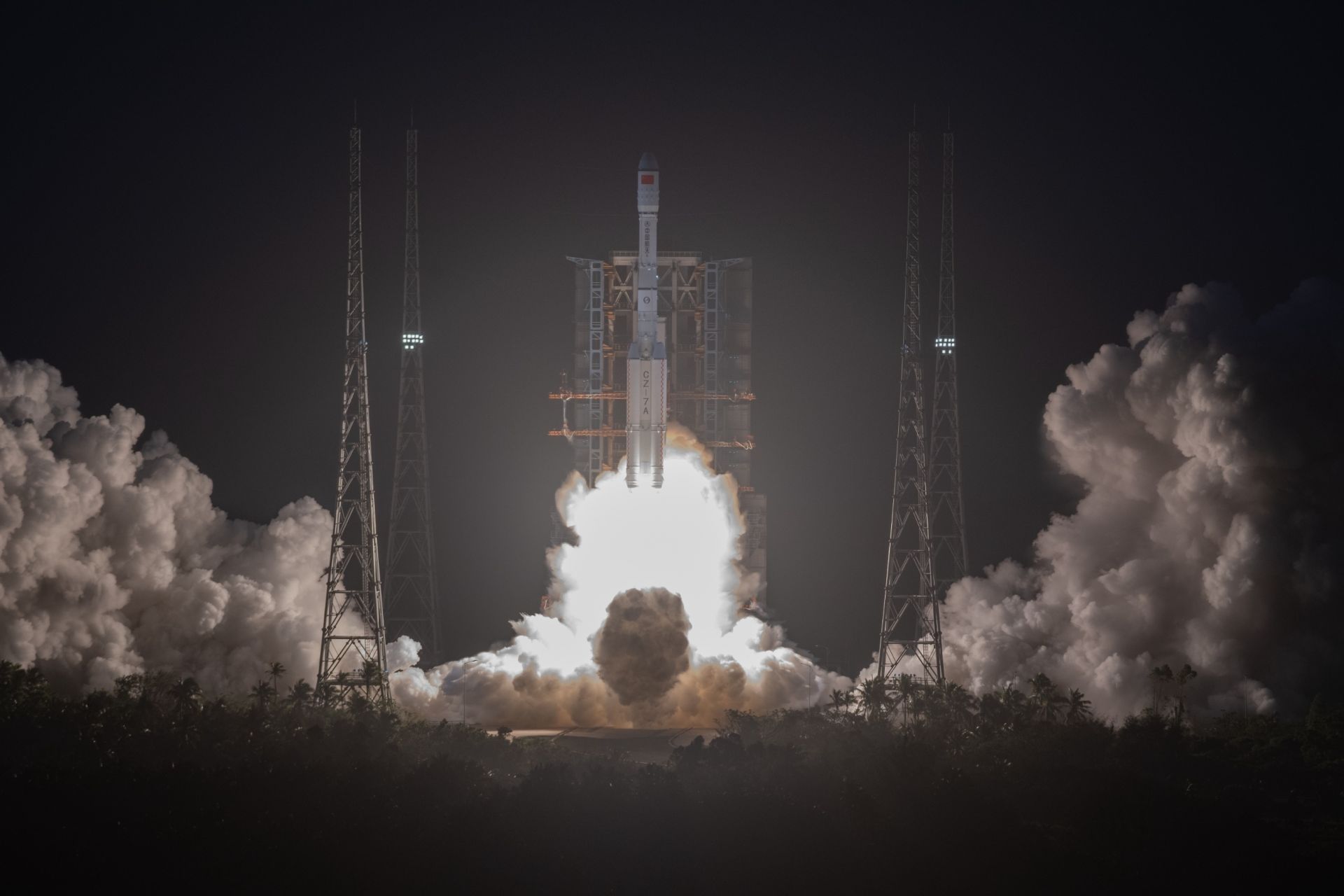 长征七号甲遥三运载火箭点火升空.李汶骏 都鑫鑫 摄