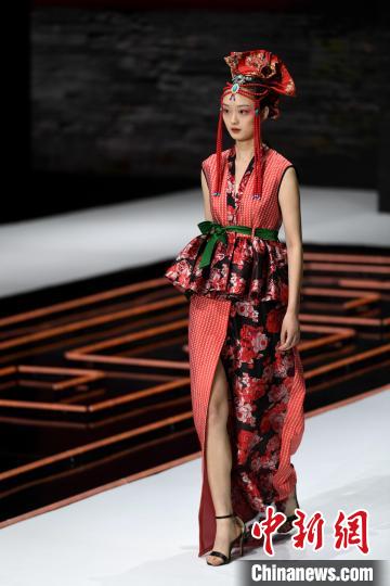 模特身着国潮风服饰走秀. 王东明 摄