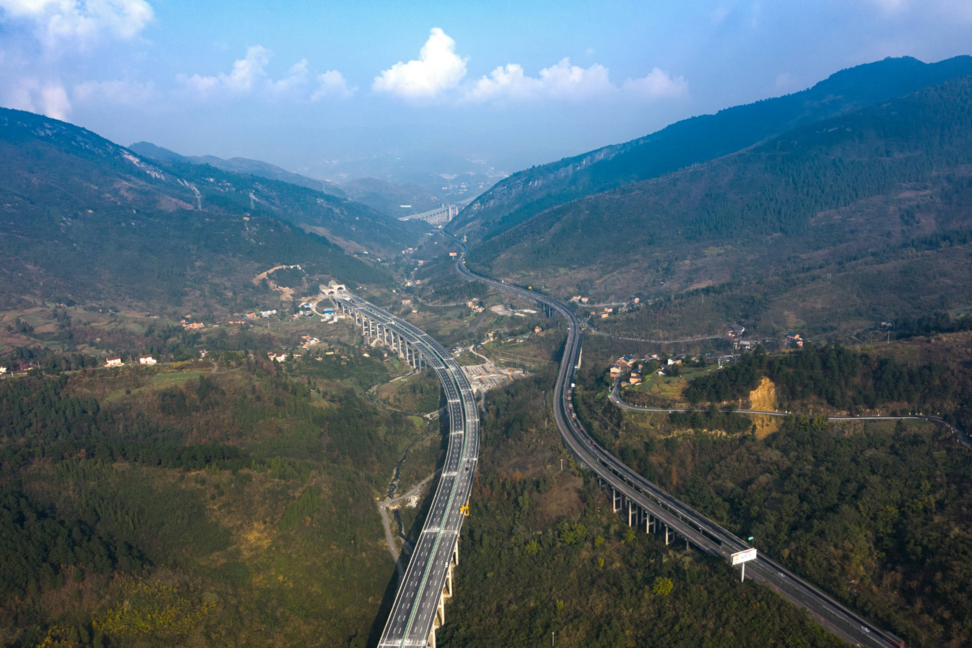 渝黔复线高速公路新老公路并驾齐驱(央广网发 中铁建重庆投资集团供图