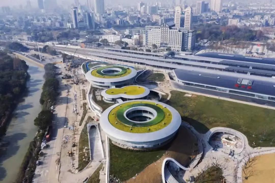 嘉兴火车站南广场元旦要试运营，亲子、餐饮、书店、剧院...一应俱全！有轨电车也要进站了~休闲区蓝鸢梦想 - Www.slyday.coM