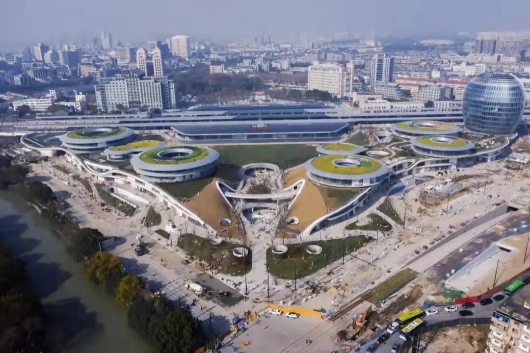 嘉兴火车站南广场元旦要试运营，亲子、餐饮、书店、剧院...一应俱全！有轨电车也要进站了~休闲区蓝鸢梦想 - Www.slyday.coM