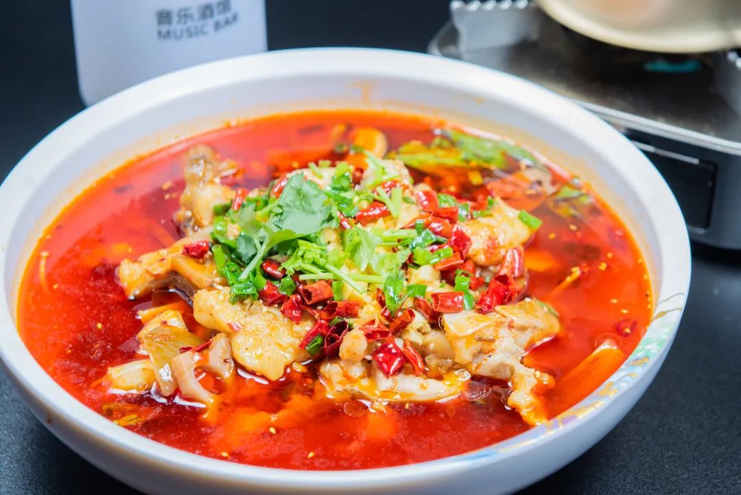 香辣水煮鱼挂满剁椒酸汤的肥牛片,妥妥的下饭神器,每一口都在挑逗味蕾