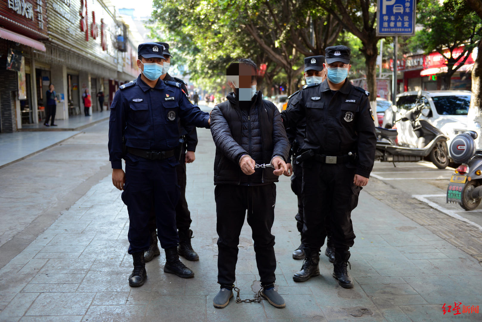 指认现场."我失去儿子已经14年了,这种伤害对我们家庭是不可言喻的.