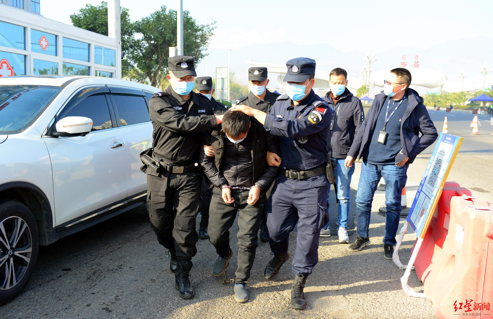 男子刺伤两人致死潜逃14年,民警千里追凶抓获犯罪嫌疑人|民警_新浪