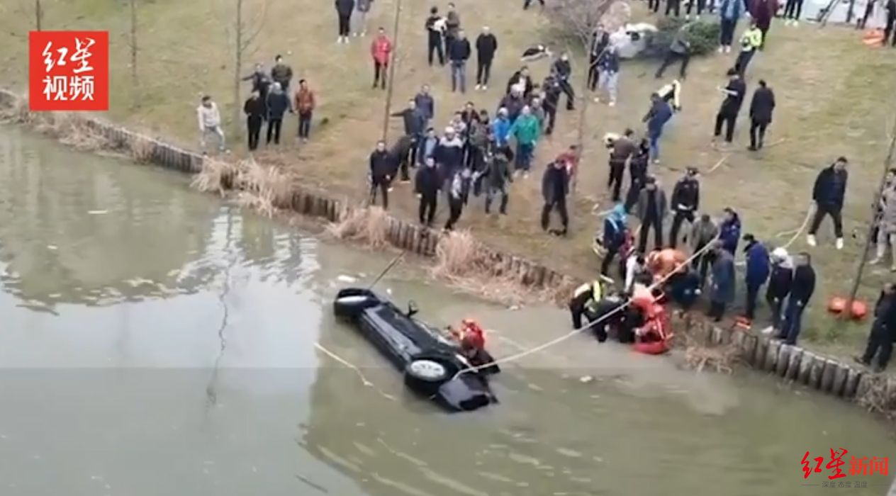 江苏溧阳特斯拉坠河已致一死 女方在后备箱中找到 救援人员：找到时驾驶室和副驾都无人 怀疑因事故被冲到后排休闲区蓝鸢梦想 - Www.slyday.coM