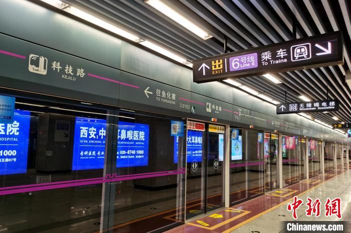 图为西安地铁站内. 梅镱泷 摄