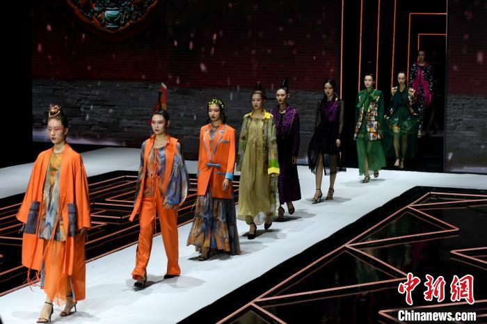 模特身着国潮风服饰走秀. 王东明 摄