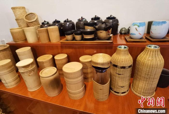 图为展陈的一件件精致可爱的竹编农具工艺品。冯志军 摄