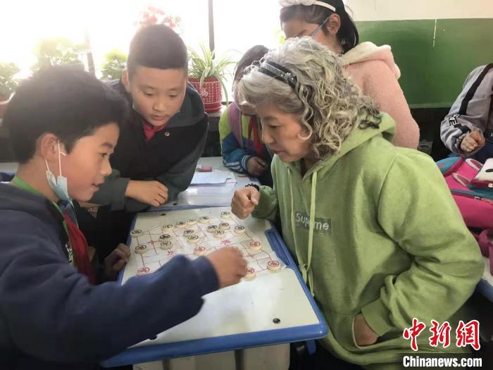 图为天津市河西区平山道小学老师唐华,在庄浪县第一小学支教,她在课间