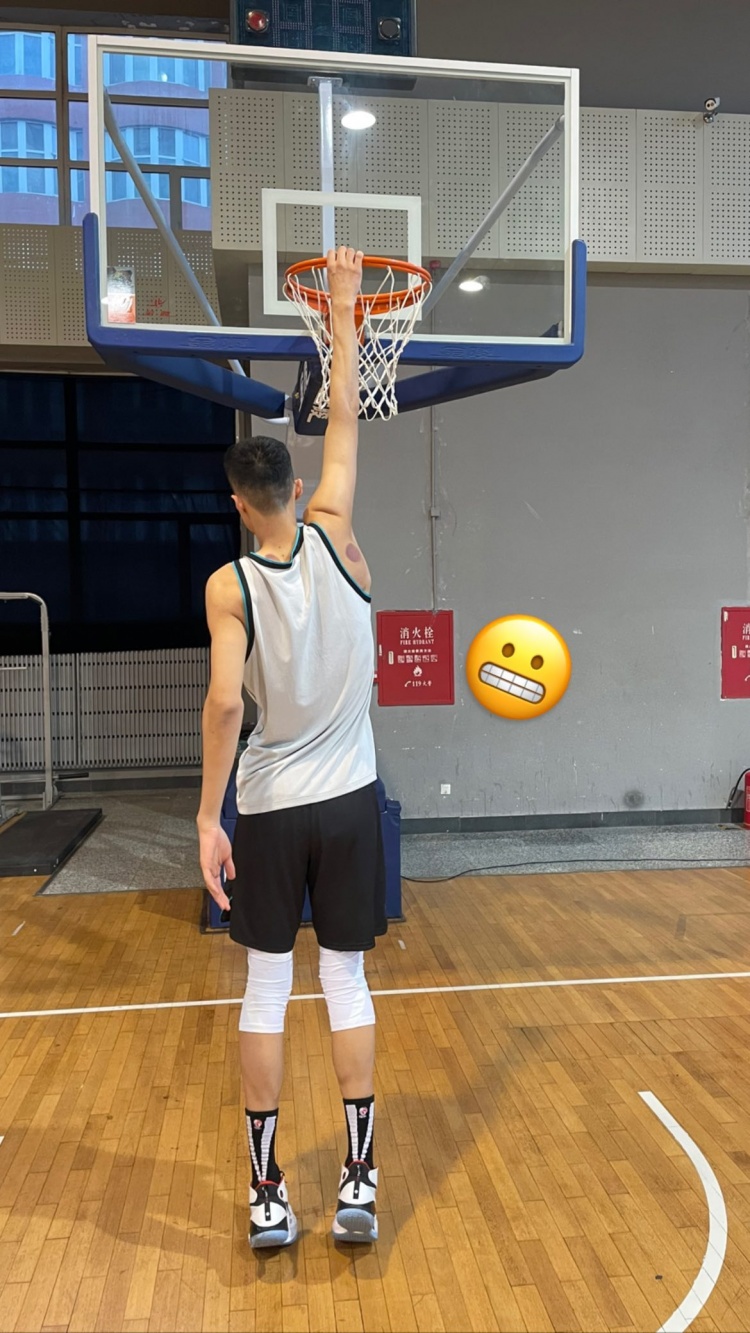 00绝对高度阿不都社媒晒2米26队友朱传宇脚不离地抓筐照