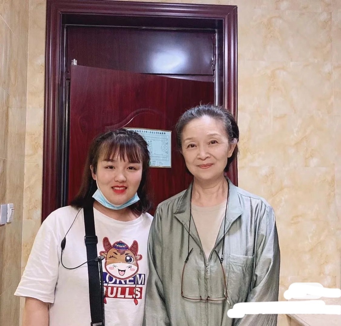 刘莉莉白发苍苍接受自然老戴发箍全部盘上去典型的老人梳法