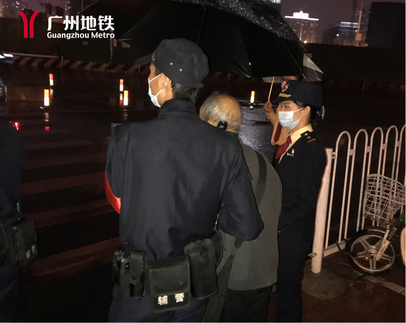 这背影,真的很温暖|辅警|地铁_新浪新闻