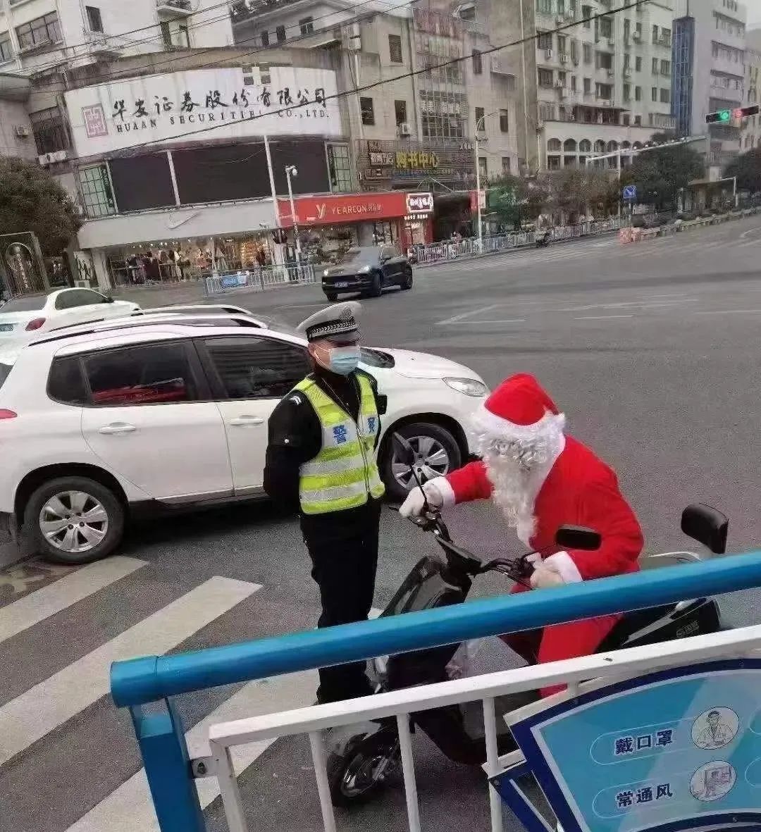 【狗血】圣诞老人在宁国被交警查？哈哈哈 糗大了……休闲区蓝鸢梦想 - Www.slyday.coM