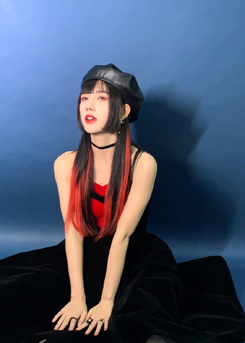 鞠婧祎最新写真曝光02红色挑染公主切造型又甜又酷